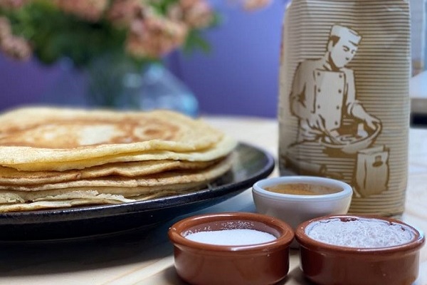 Pfannkuchen bei den Gresbuus mit Tabletts mit Puderzucker und Sirup