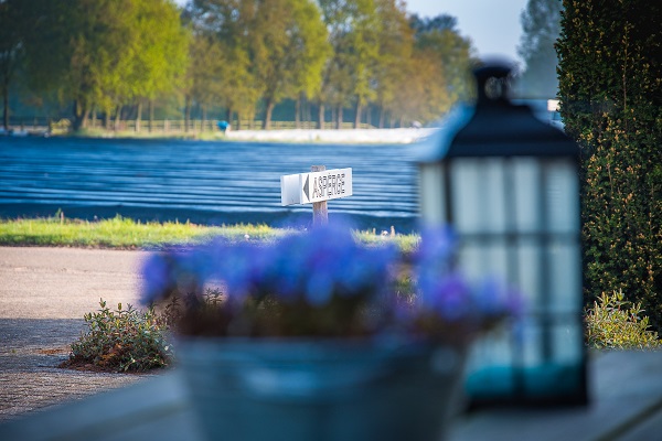 Auf der Terrasse entlang der Spargelfelder
