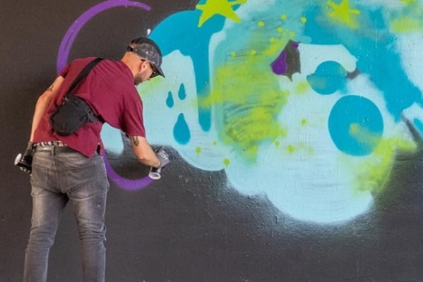 Grafitti artiest oefent op een vrij plekje op de Hall of Fame in Weert