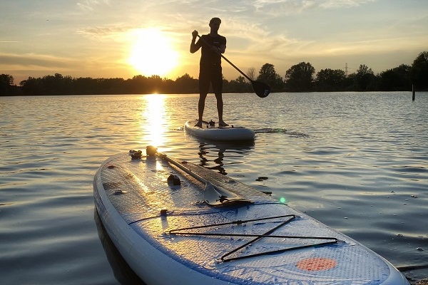 Supboard op de voorgrond, terwijl een Supper op de achtergrond staat te suppen