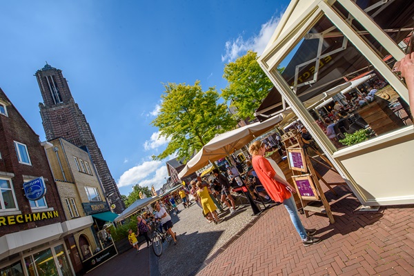 Verschillende terrasjes op een zomerse dag in de binnenstad van Weert