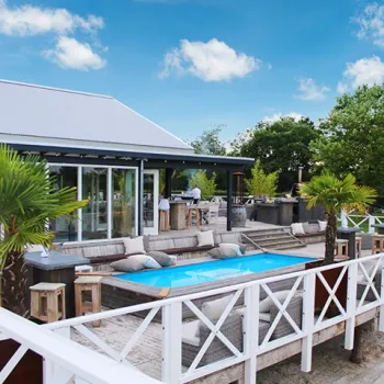 Beachclub Degreez bij Fun Beach Event & Leisurepark met loungeterras, zwembad en uitzicht op het water.